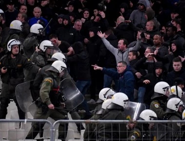 ΕΠΟ για επεισόδια στον αγώνα ΑΕΚ-Άγιαξ: «Προσβάλλεται βάναυσα η διεθνής εικόνα της χώρας μας»